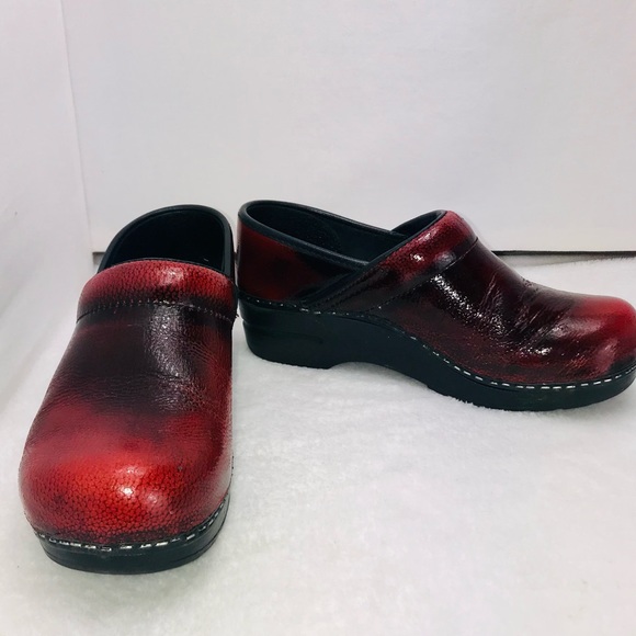 Sanita Red Nursing Clogs - Picture 5 of 11